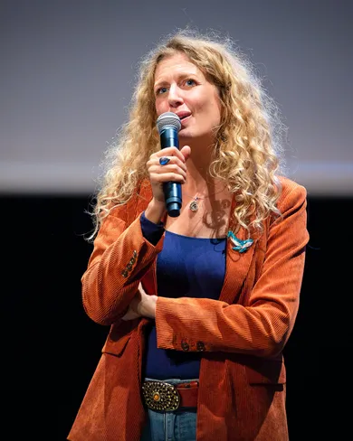 Juliette Duquesne sur scène, micro à la main