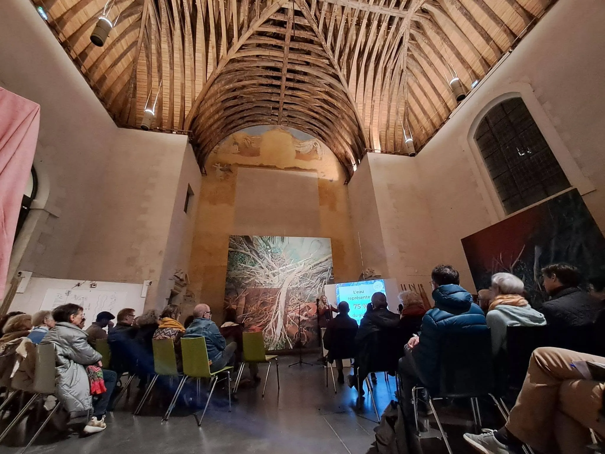Conférence sous une charpente ancienne
