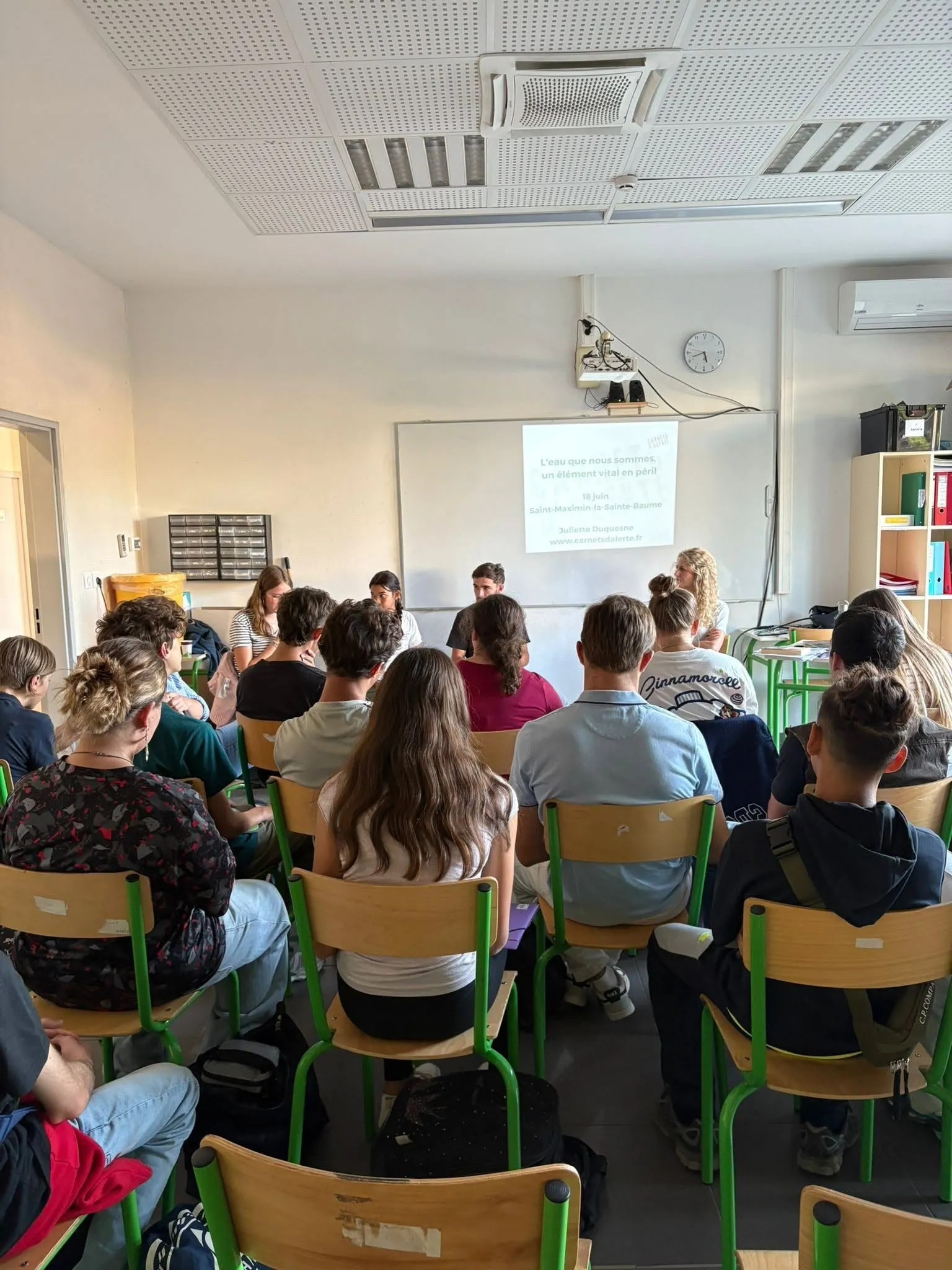 Conférence devant des élèves