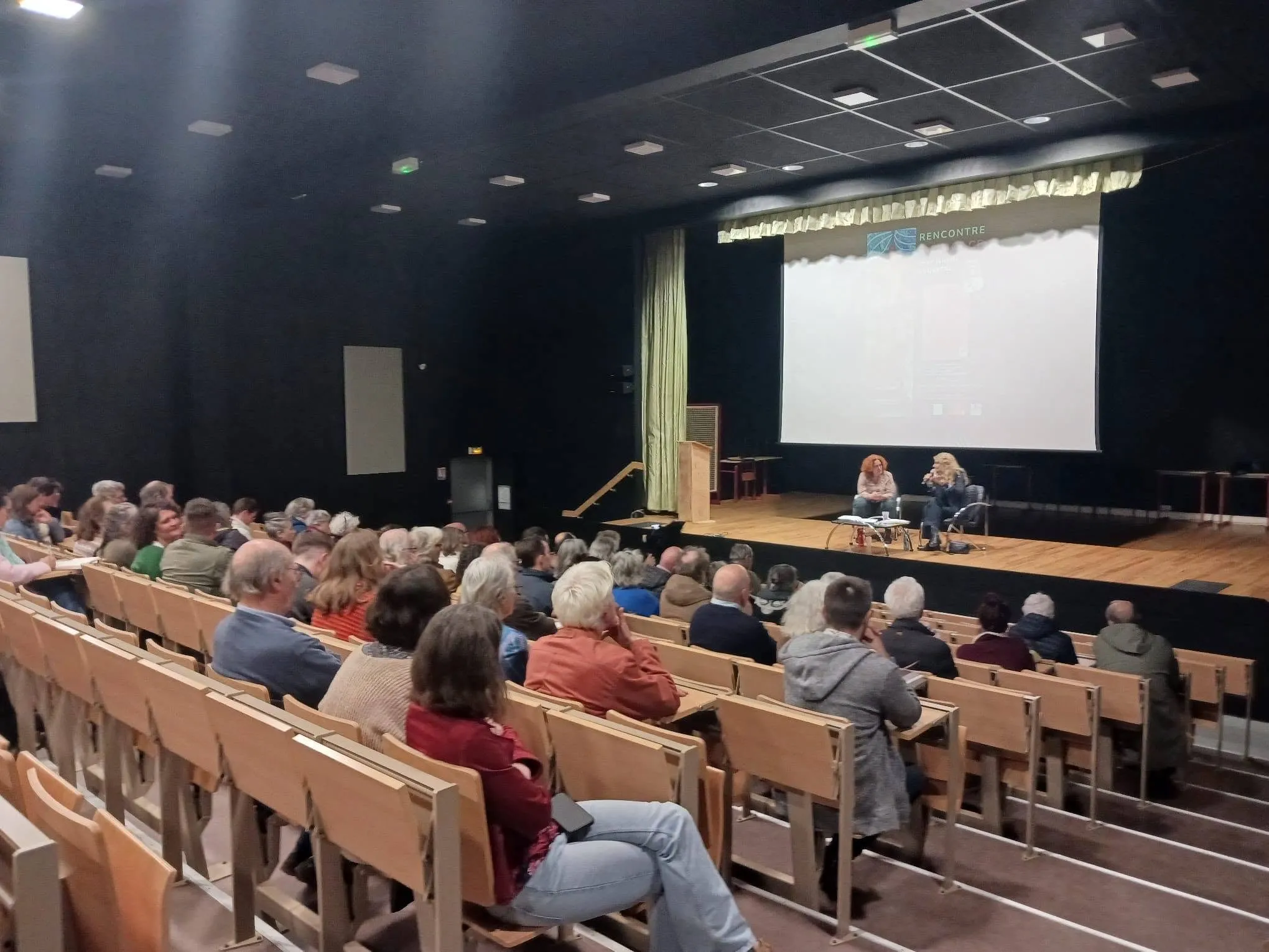 Salle comble pendant une conférence de Juliette Duquesne
