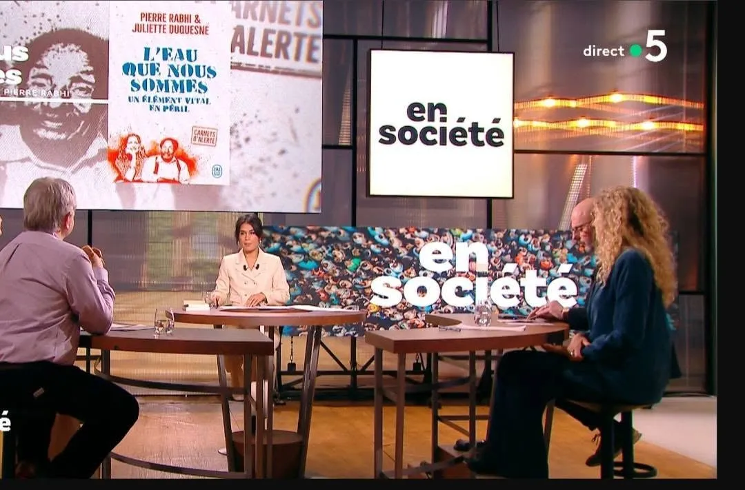 Juliette Duquesne sur le plateau d’En société, France 5
